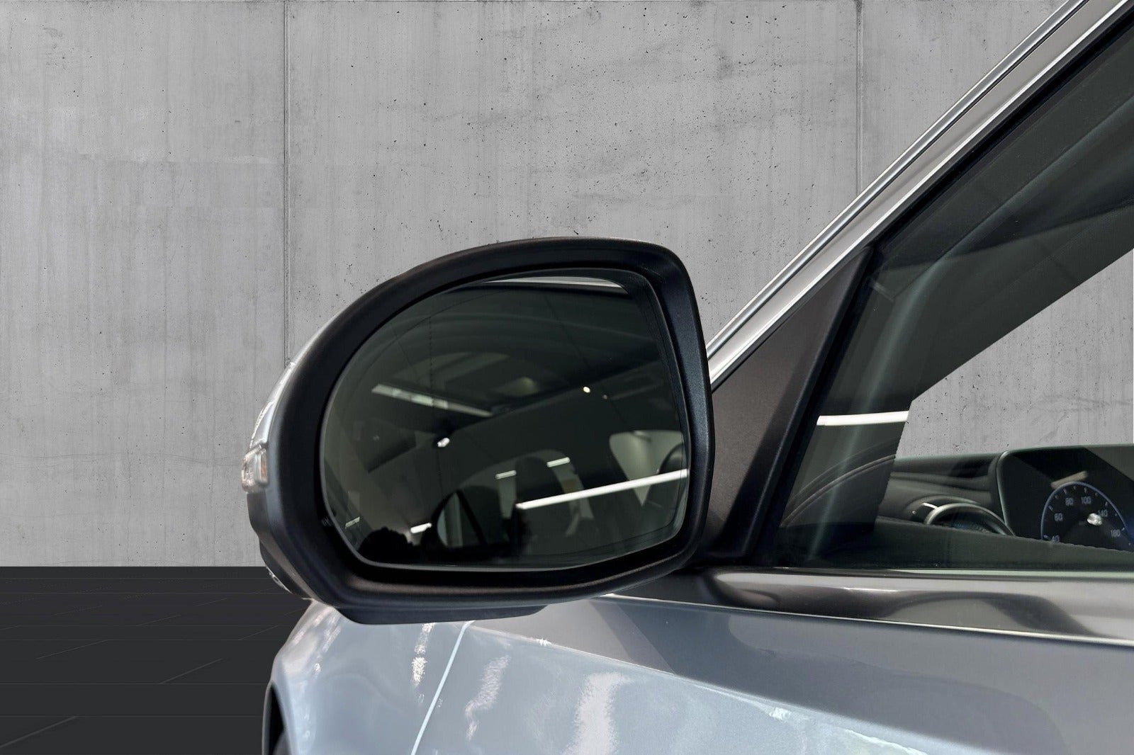 Sølv Mercedes C300 e fra 2023