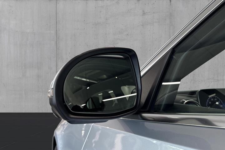 Sølv Mercedes C300 e fra 2023