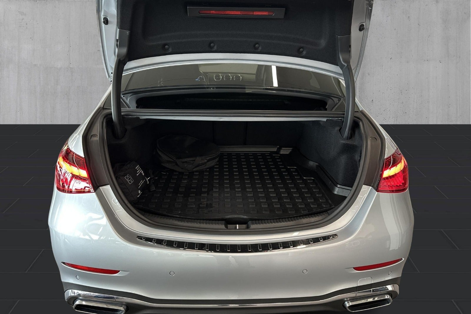 Sølv Mercedes C300 e fra 2023