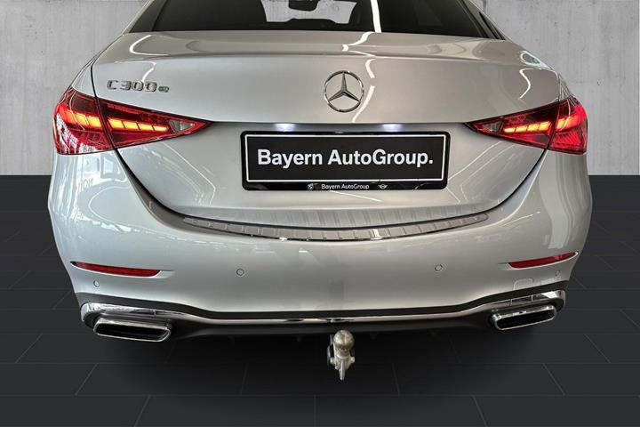 Sølv Mercedes C300 e fra 2023