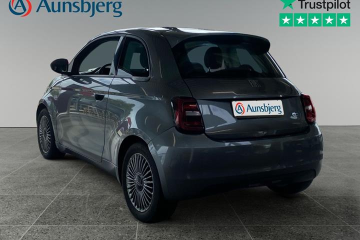 Grå Fiat 500e fra 2022