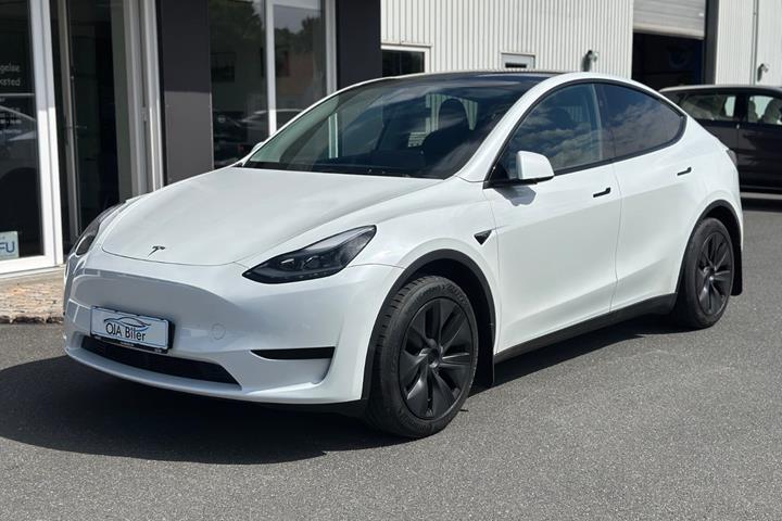 Hvid Tesla Model Y fra 2025