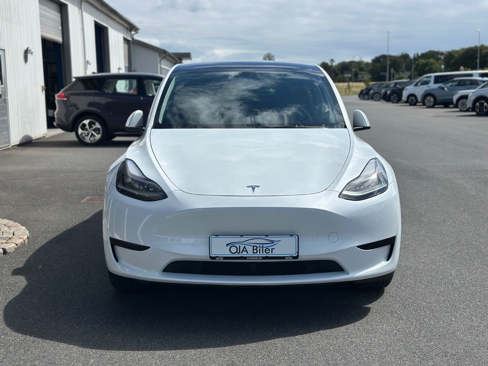 Hvid Tesla Model Y fra 2025