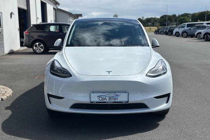 Hvid Tesla Model Y fra 2025