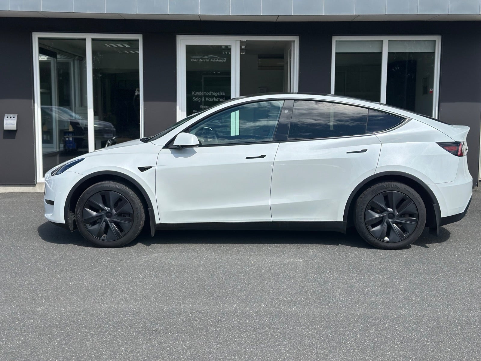 Hvid Tesla Model Y fra 2025