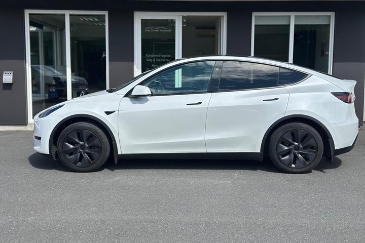 Hvid Tesla Model Y fra 2025