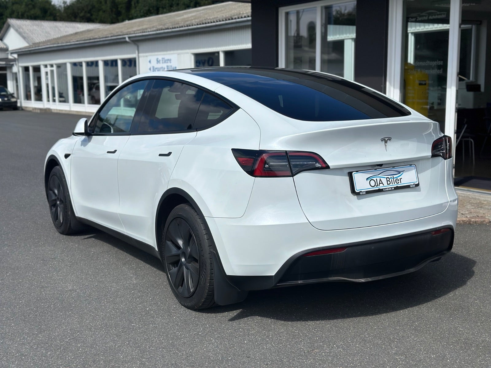 Hvid Tesla Model Y fra 2025