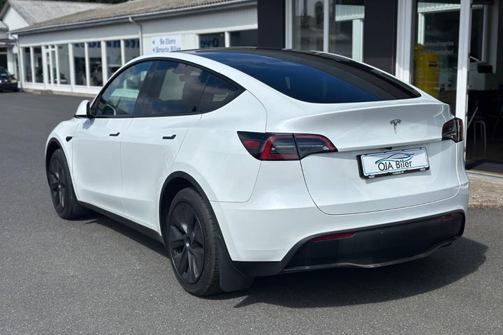 Hvid Tesla Model Y fra 2025