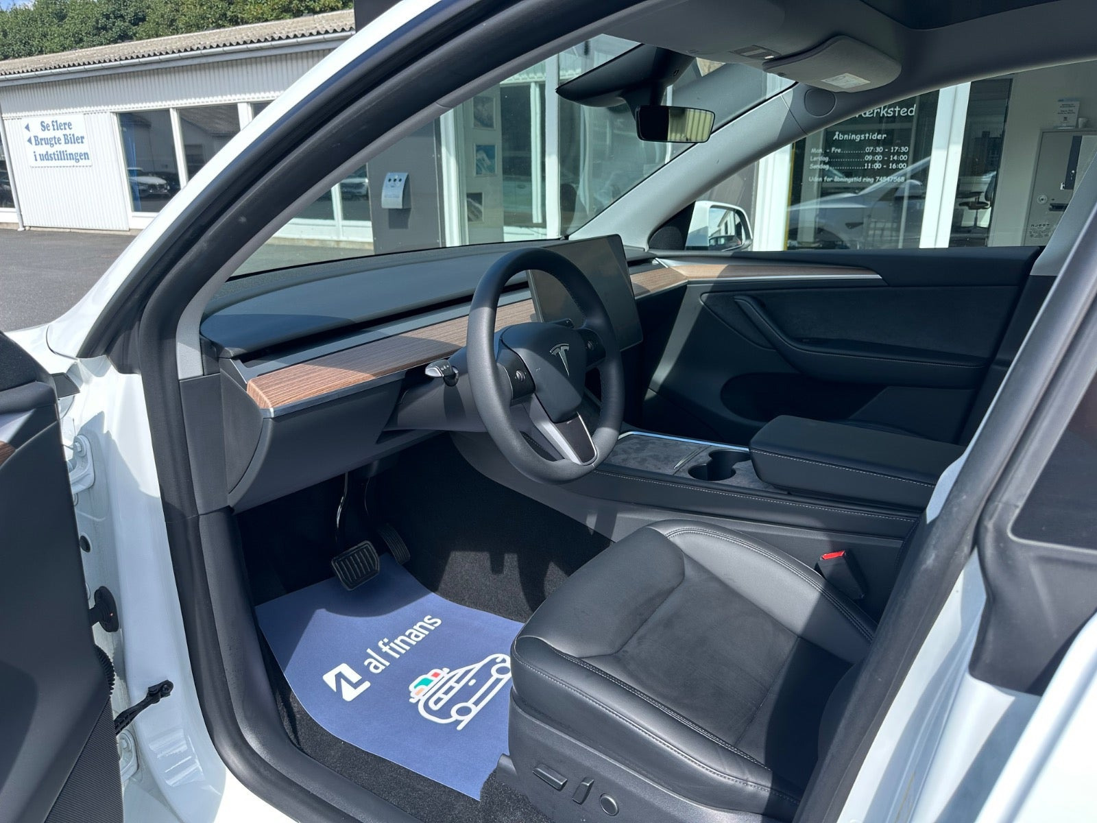 Hvid Tesla Model Y fra 2025