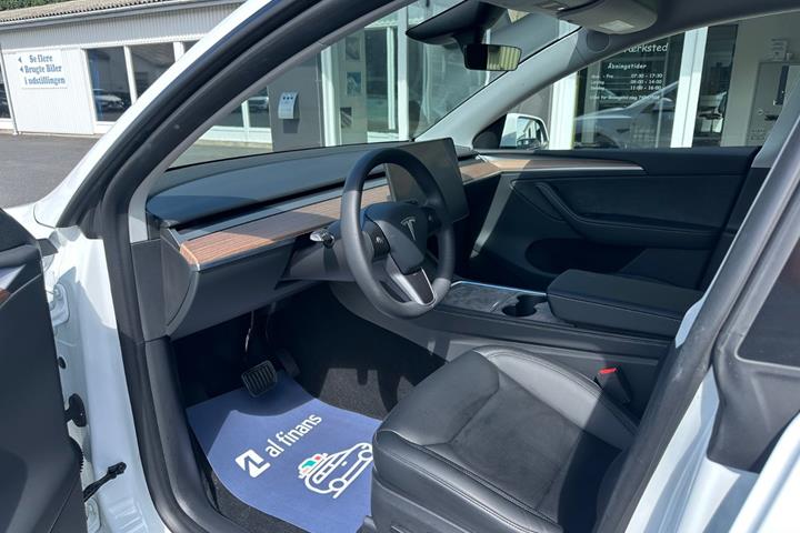 Hvid Tesla Model Y fra 2025