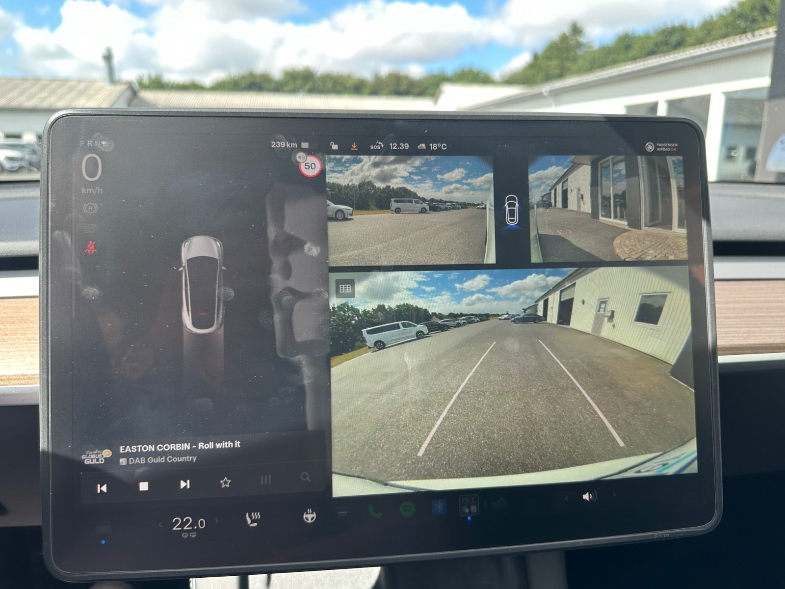 Hvid Tesla Model Y fra 2025