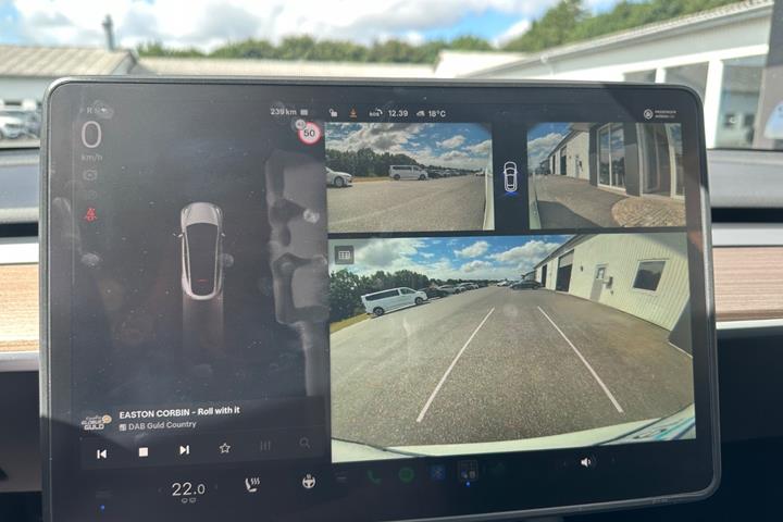 Hvid Tesla Model Y fra 2025