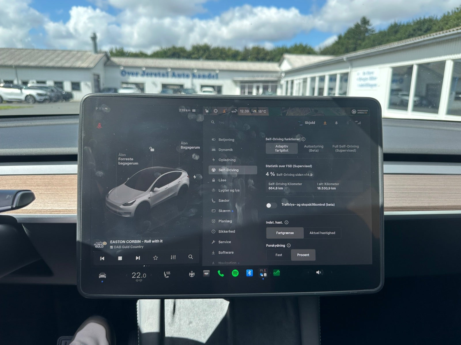 Hvid Tesla Model Y fra 2025