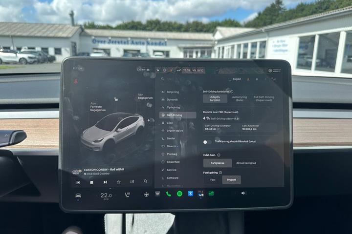 Hvid Tesla Model Y fra 2025