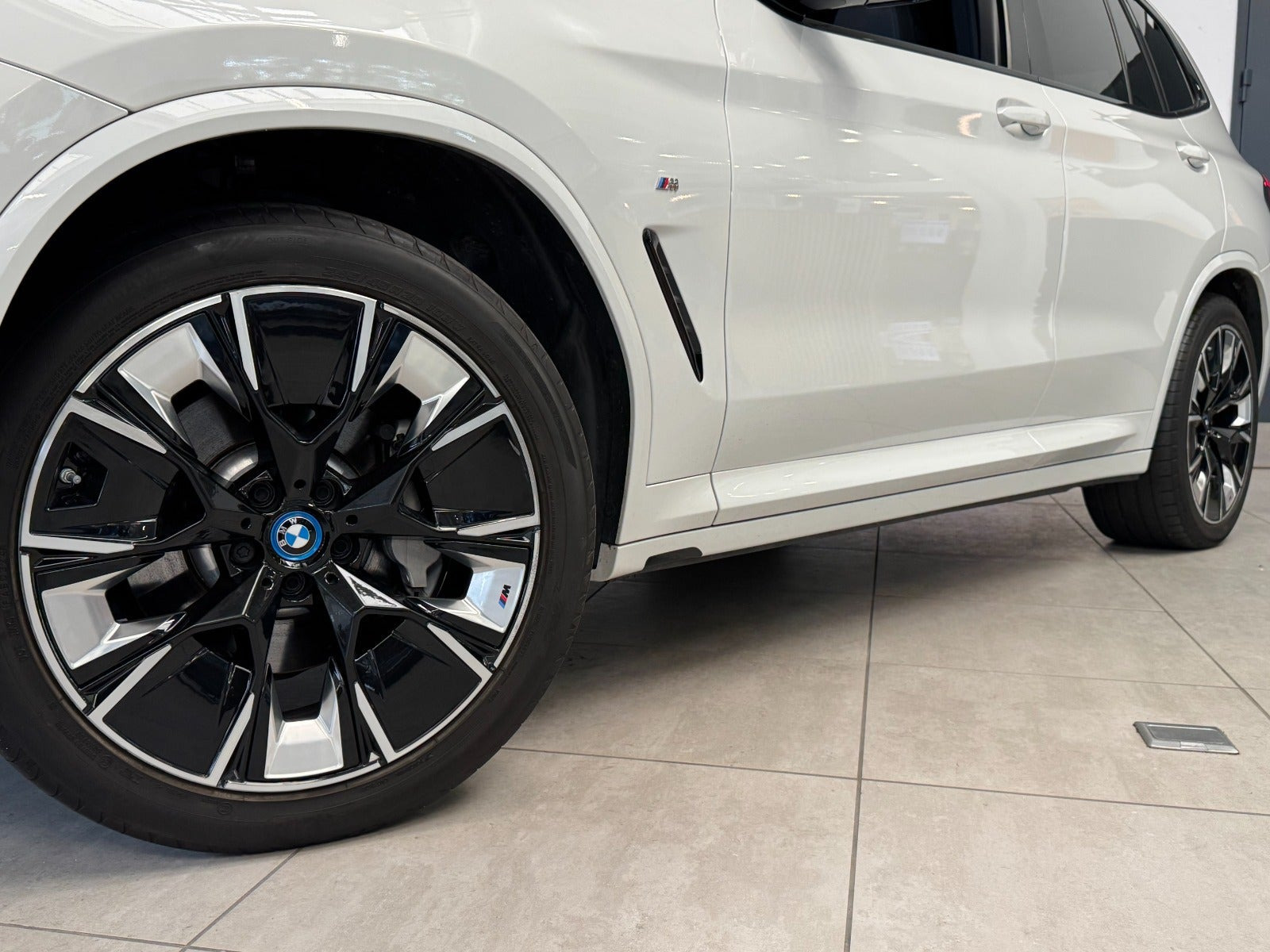Hvid BMW iX3 fra 2024