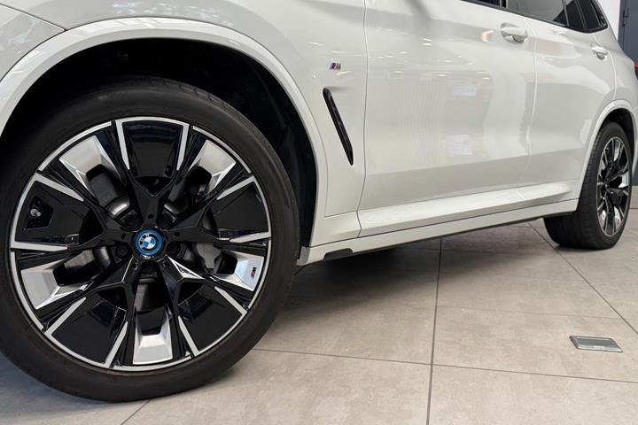Hvid BMW iX3 fra 2024