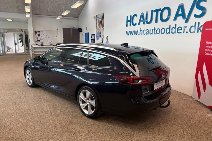 Blå Opel Insignia fra 2018
