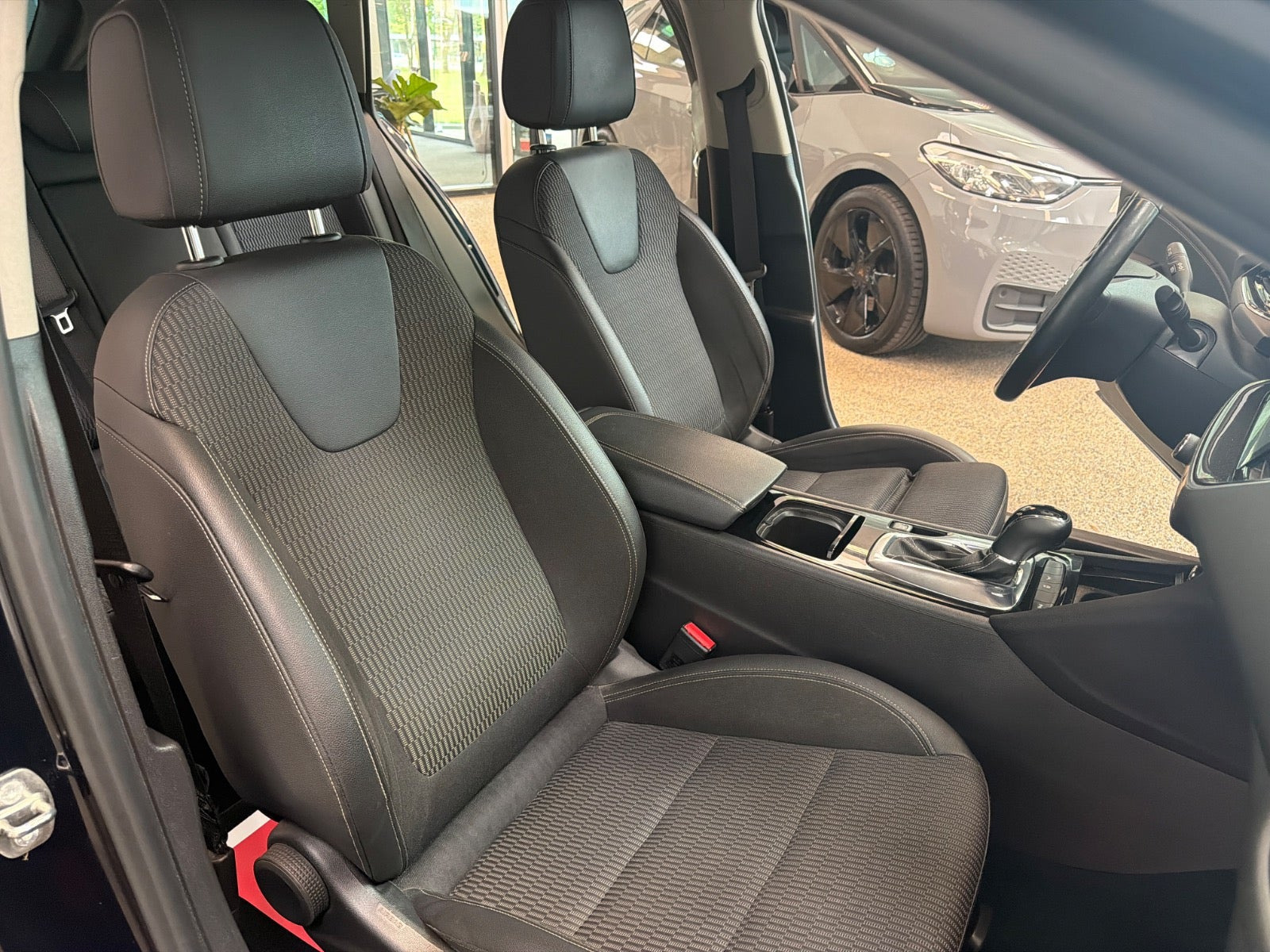 Blå Opel Insignia fra 2018