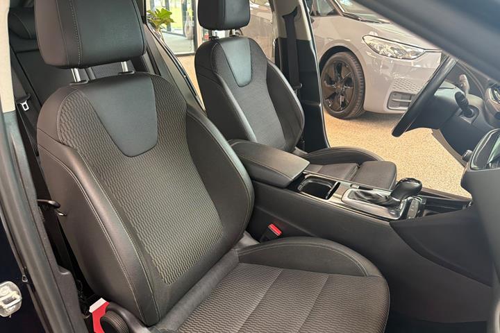Blå Opel Insignia fra 2018