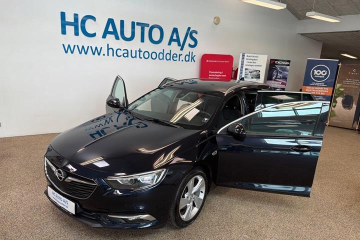 Blå Opel Insignia fra 2018