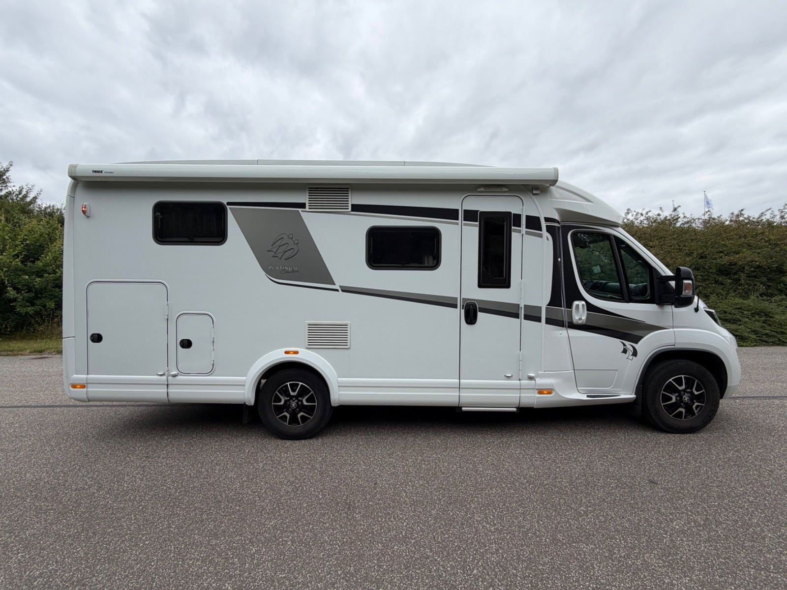 Hvid Peugeot Knaus fra 2021