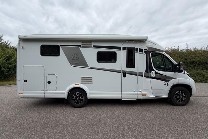 Hvid Peugeot Knaus fra 2021