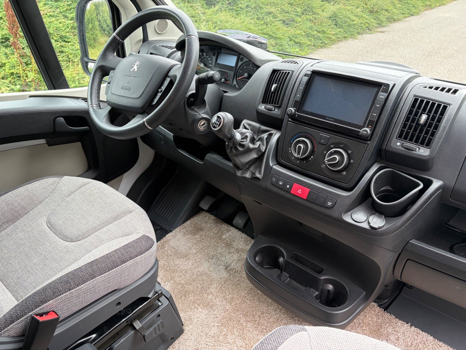 Hvid Peugeot Knaus fra 2021