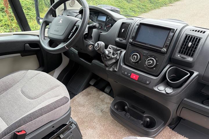 Hvid Peugeot Knaus fra 2021