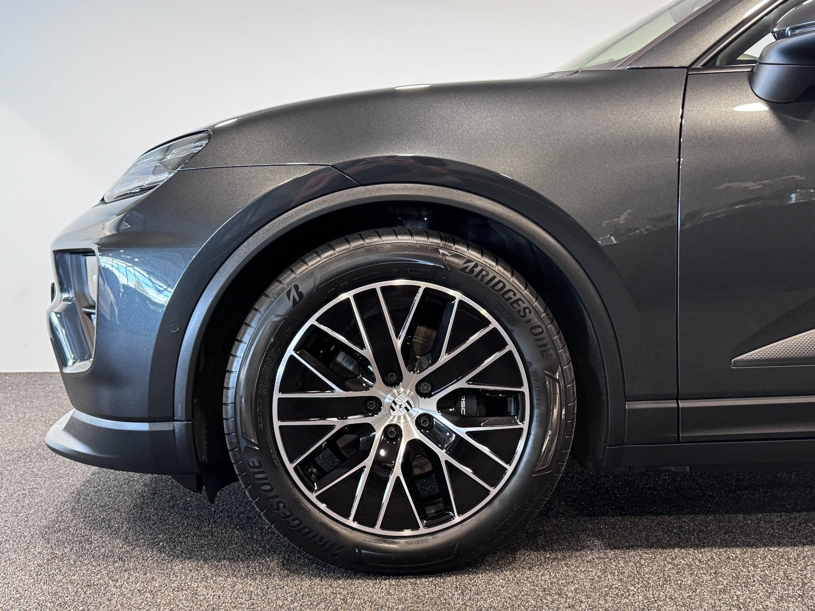 Sort Porsche Macan 4 fra 2025