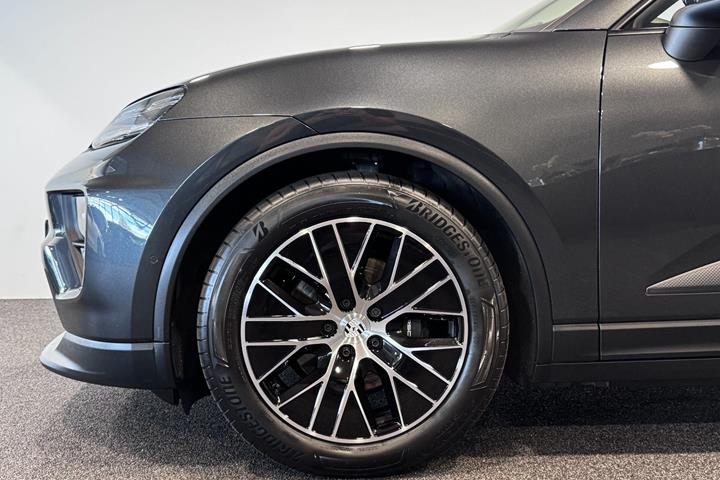 Sort Porsche Macan 4 fra 2025