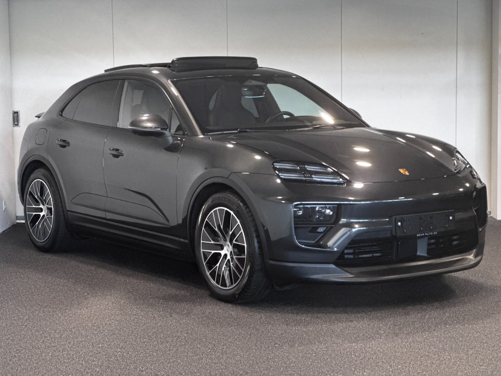 Sort Porsche Macan 4 fra 2025