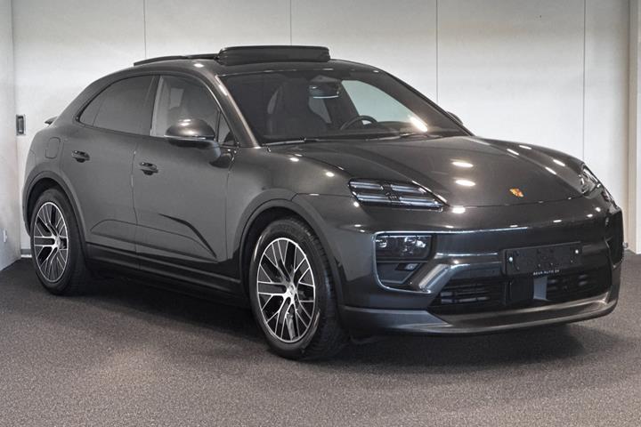 Sort Porsche Macan 4 fra 2025