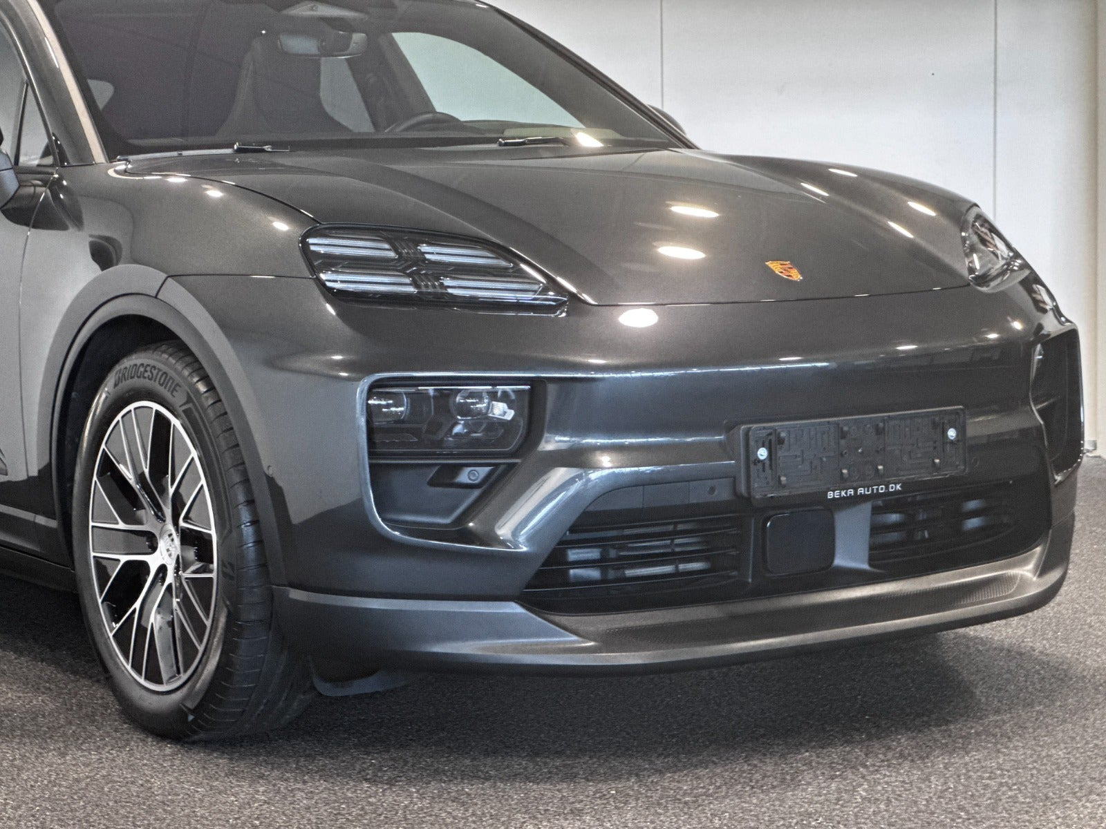 Sort Porsche Macan 4 fra 2025