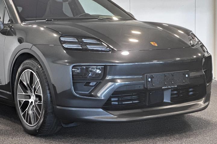 Sort Porsche Macan 4 fra 2025