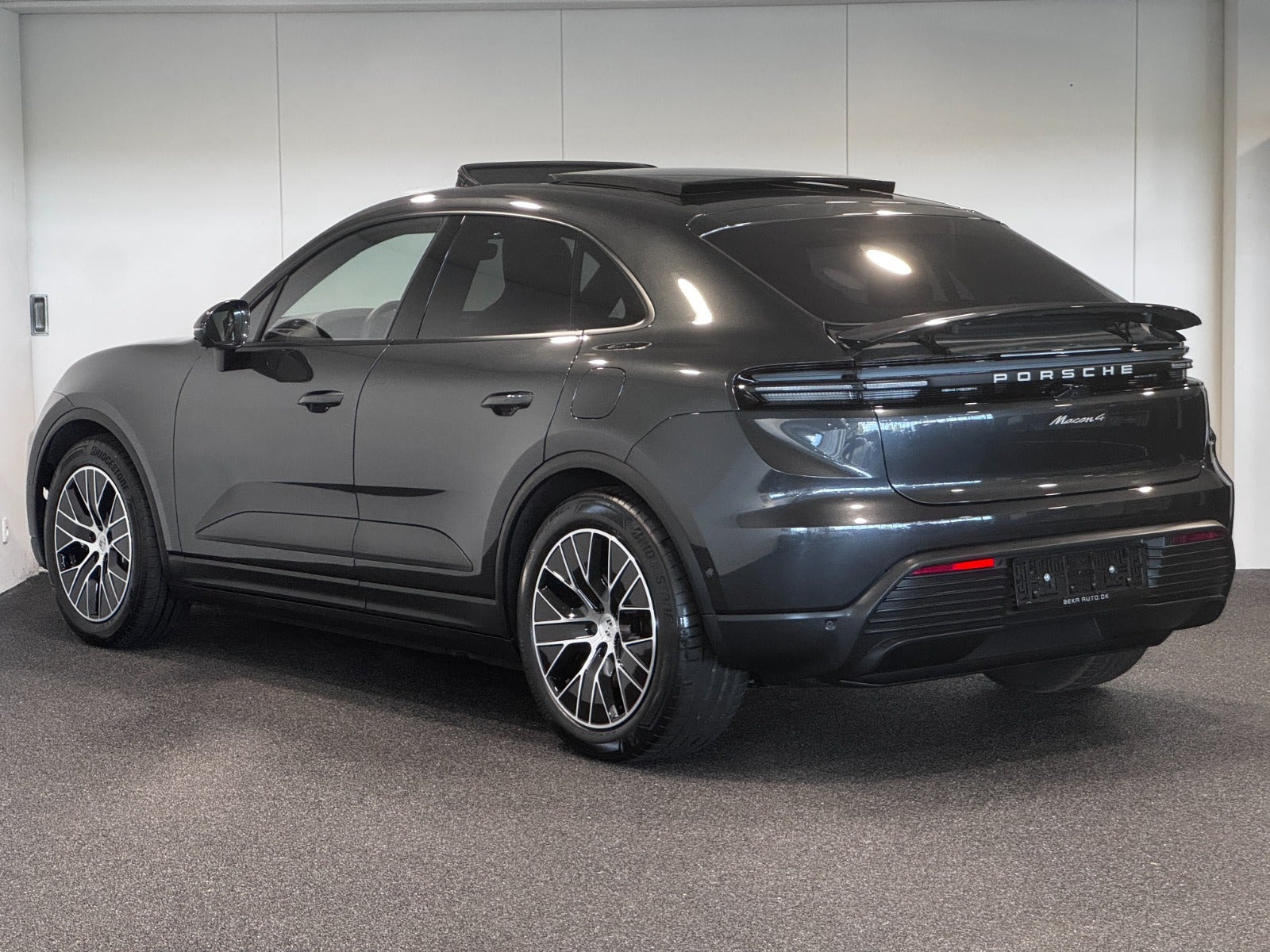 Sort Porsche Macan 4 fra 2025