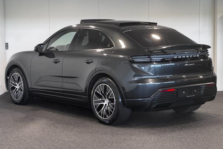 Sort Porsche Macan 4 fra 2025