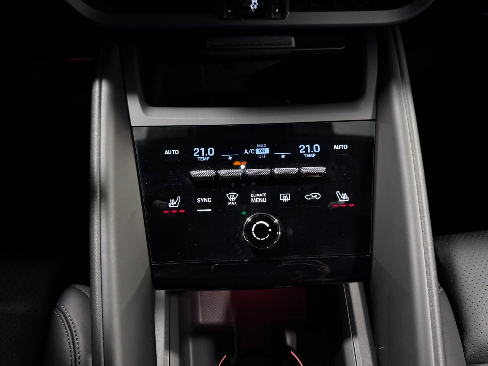 Sort Porsche Macan 4 fra 2025