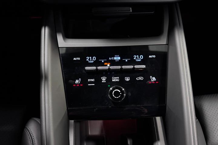 Sort Porsche Macan 4 fra 2025