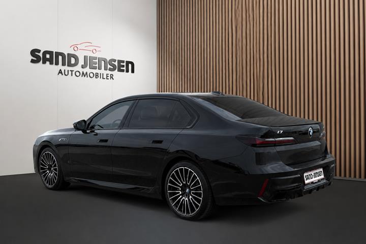 Sort BMW i7 fra 2024