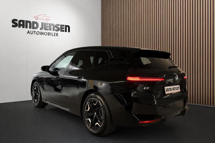 Sort BMW iX fra 2024