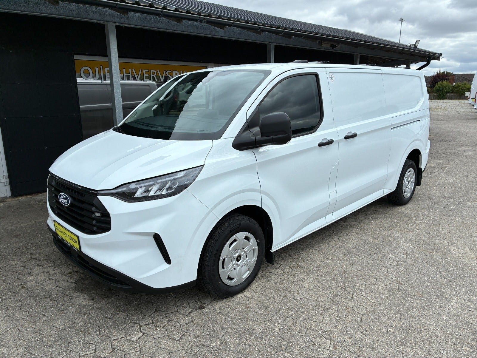 Hvid Ford Transit Custom 320 L2 fra 2025