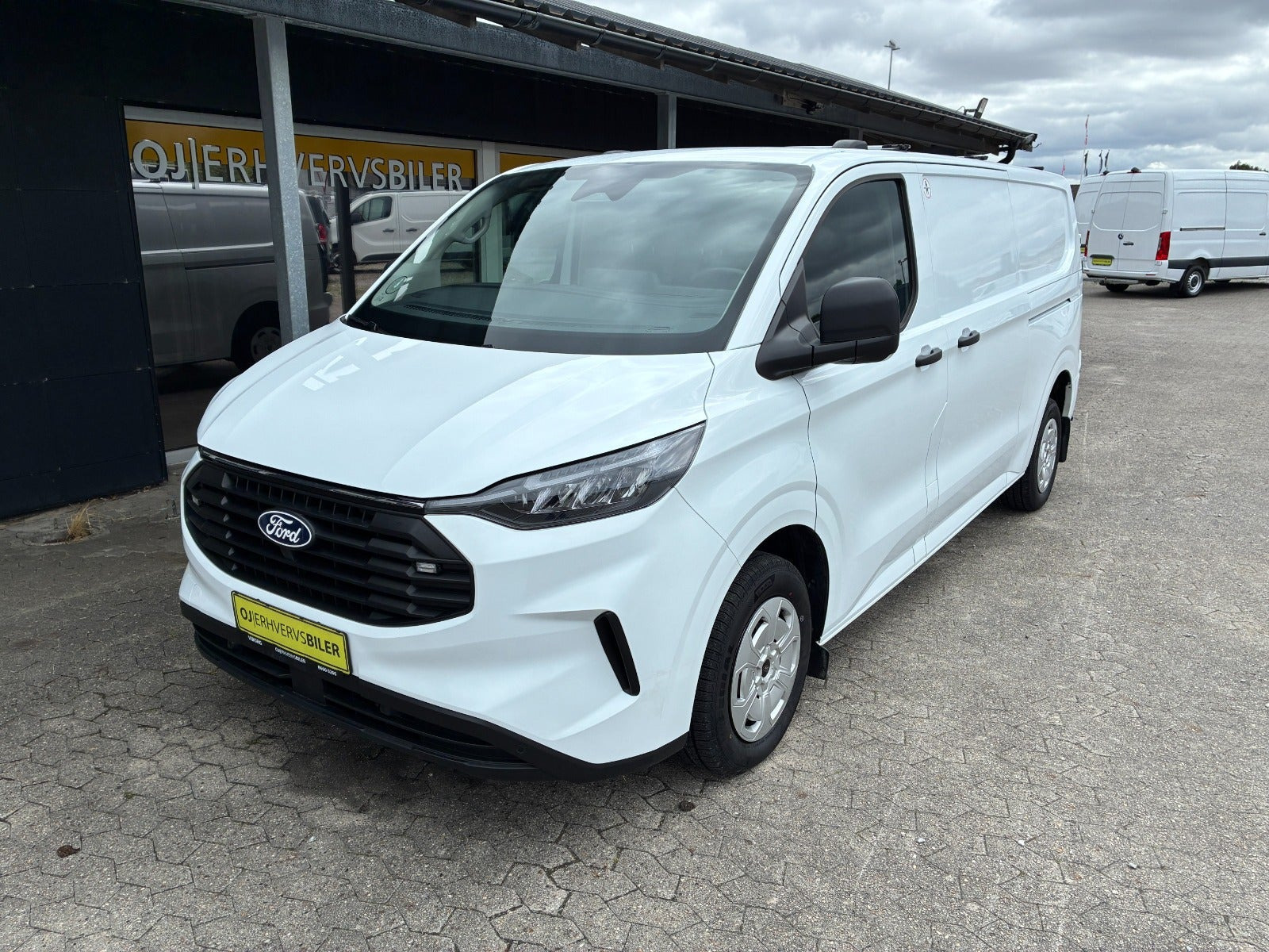 Hvid Ford Transit Custom 320 L2 fra 2025