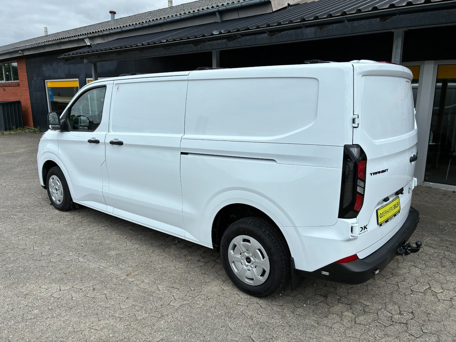Hvid Ford Transit Custom 320 L2 fra 2025