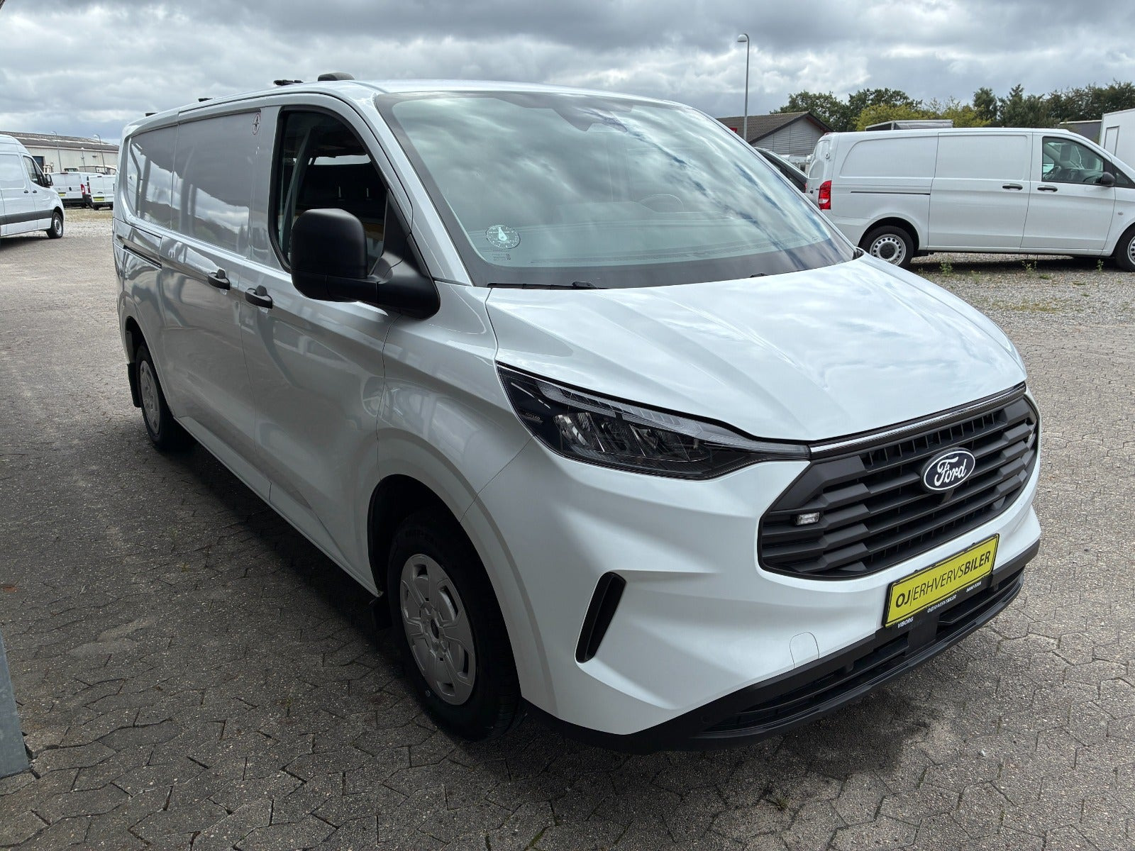 Hvid Ford Transit Custom 320 L2 fra 2025