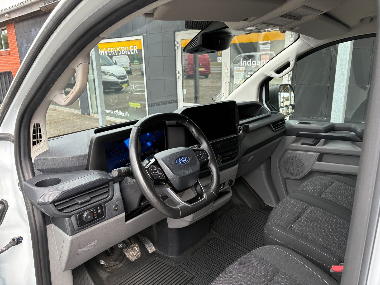 Hvid Ford Transit Custom 320 L2 fra 2025