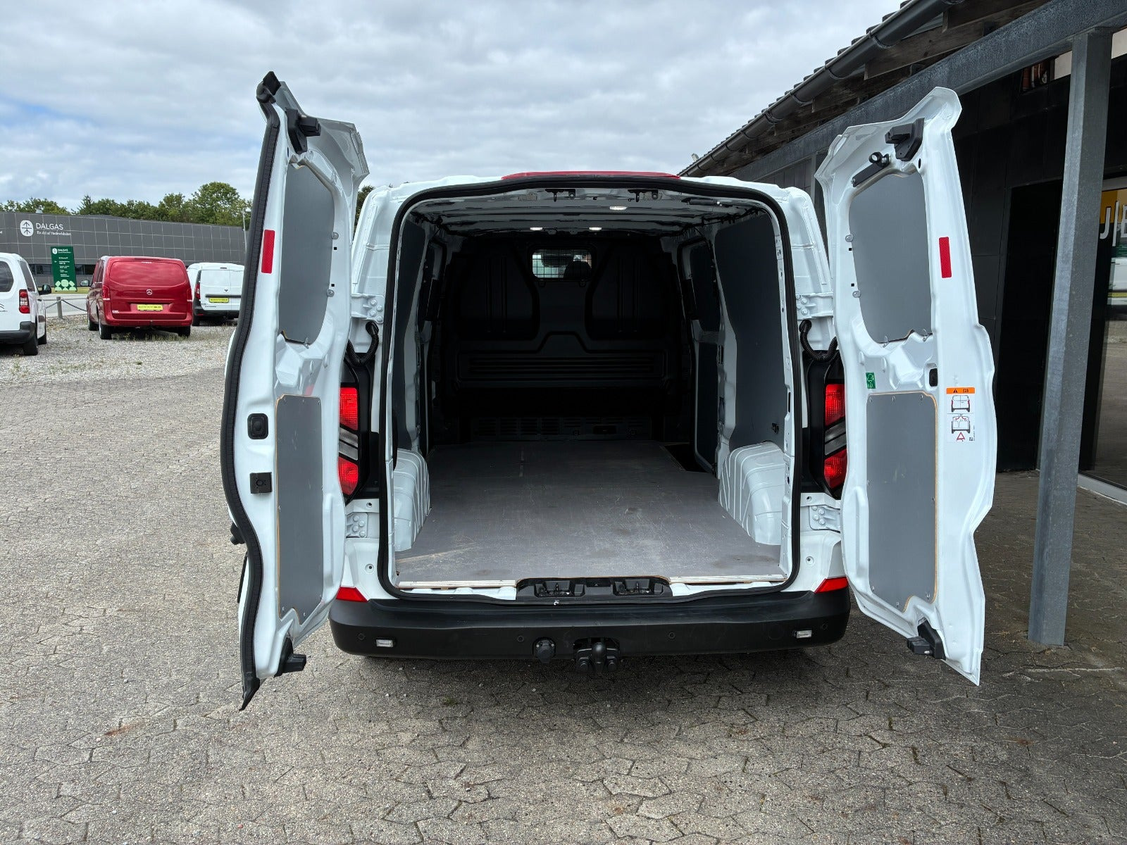 Hvid Ford Transit Custom 320 L2 fra 2025