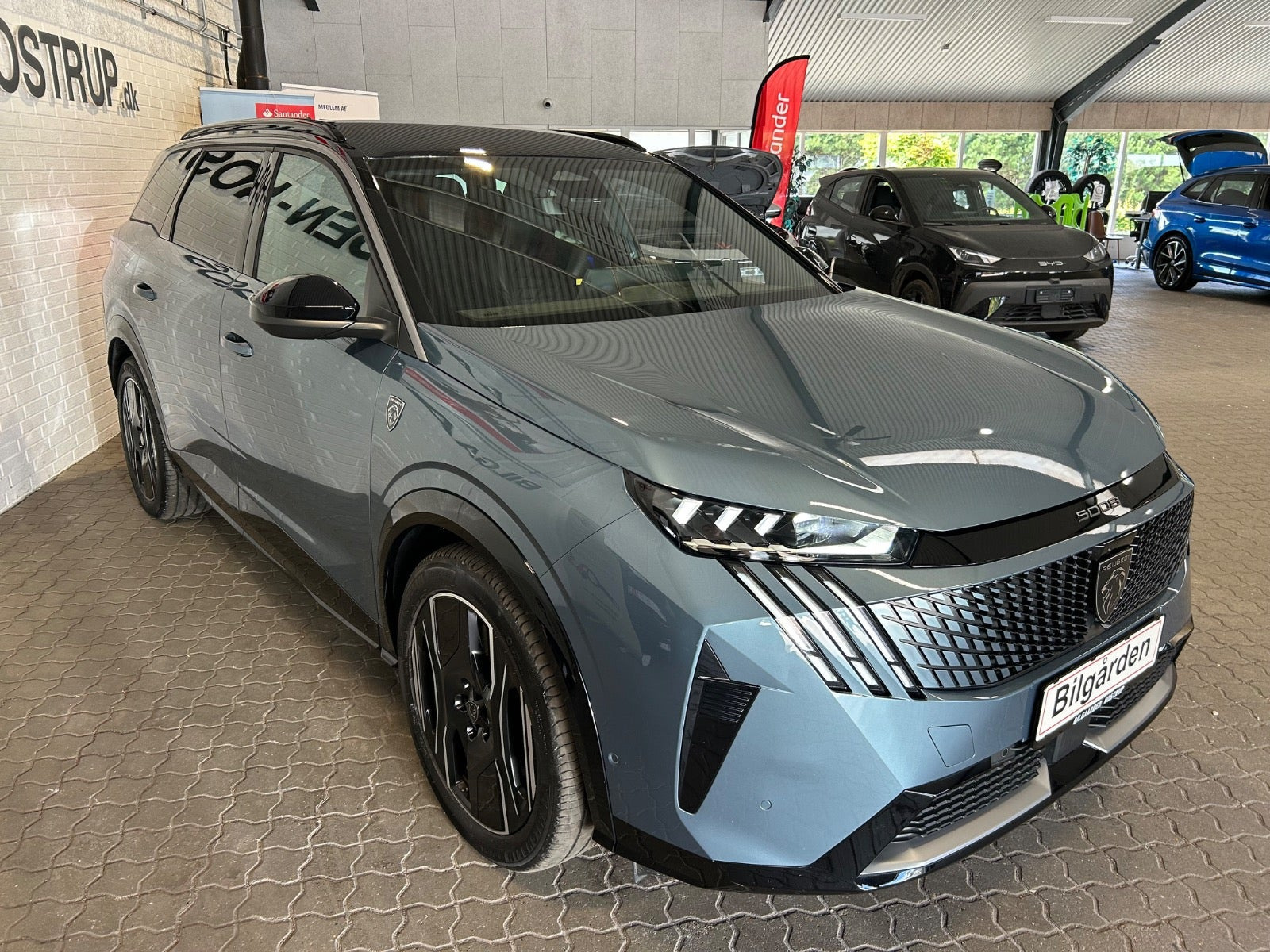 Blå Peugeot e-5008 fra 2025