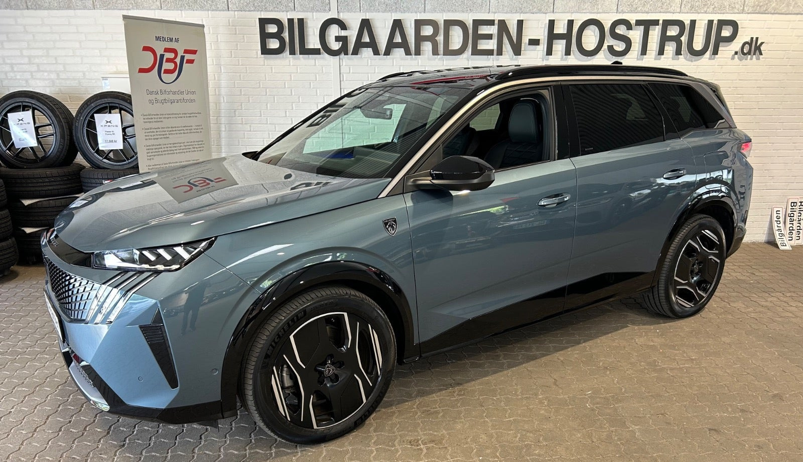 Blå Peugeot e-5008 fra 2025