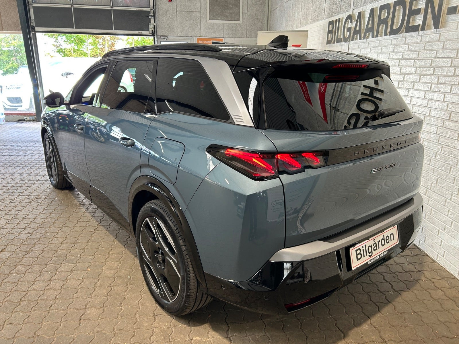 Blå Peugeot e-5008 fra 2025