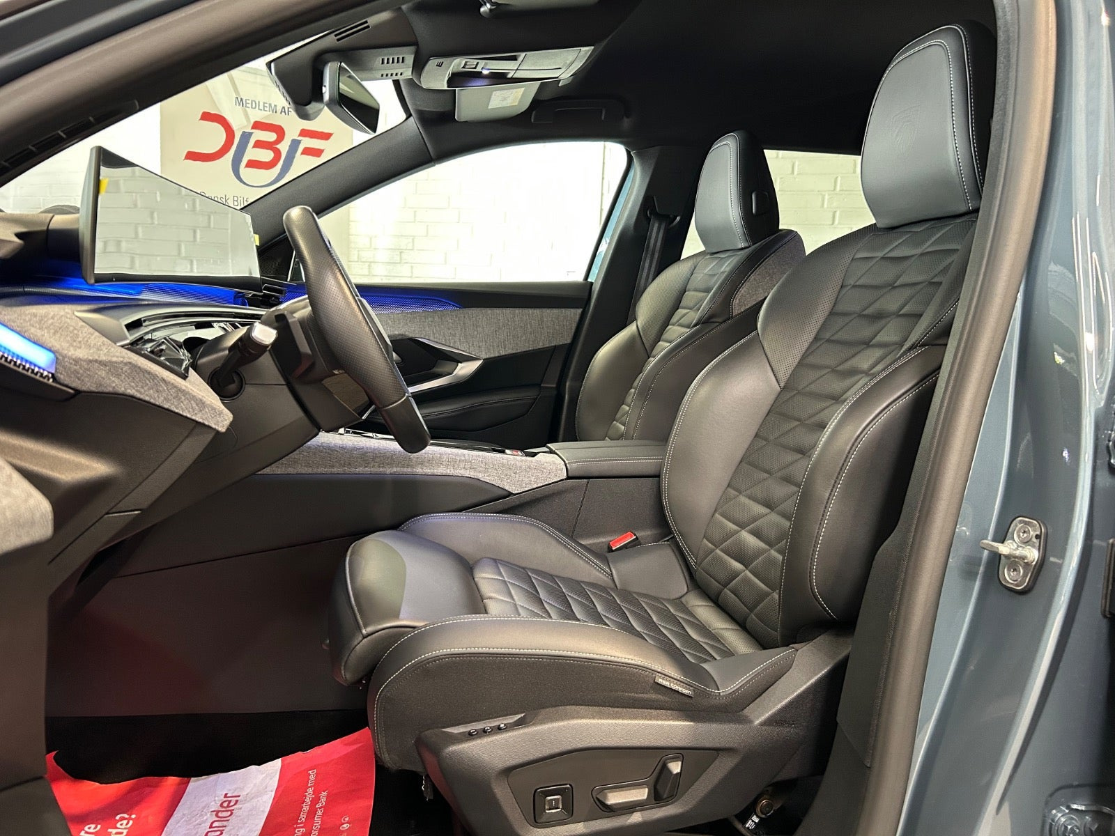 Blå Peugeot e-5008 fra 2025